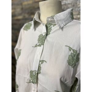 Chemise classique en coton sublimé par des motifs floraux brodés