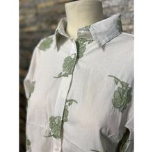 Chemise classique en coton sublimé par des motifs floraux brodés