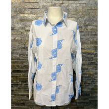 Chemise classique en coton sublimé par des motifs floraux brodés