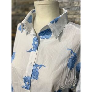 Chemise classique en coton sublimé par des motifs floraux brodés