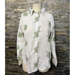 Chemise classique en coton sublimé par des motifs floraux brodés