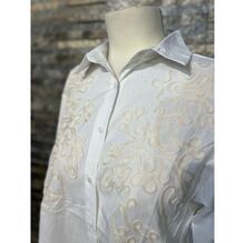 Chemise unie avec broderies ornementales sur la poitrine