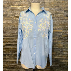 Chemise unie avec broderies ornementales sur la poitrine