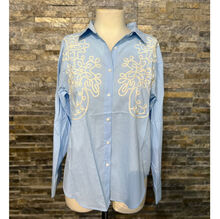 Chemise unie avec broderies ornementales sur la poitrine