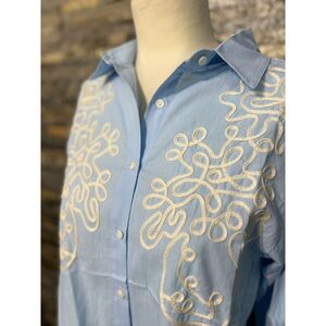 Chemise unie avec broderies ornementales sur la poitrine