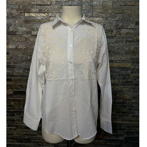 Chemise unie avec broderies ornementales sur la poitrine