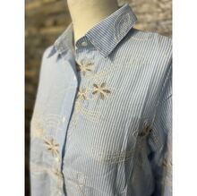 Chemise à rayures verticales fines avec broderies florales