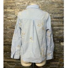 Chemise à rayures verticales fines avec broderies florales