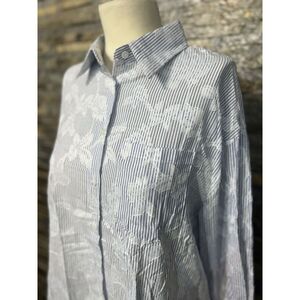 Chemise légère aux rayures enrichies avec fleurs brodées