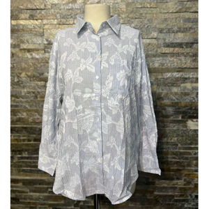 Chemise légère aux rayures enrichies avec fleurs brodées