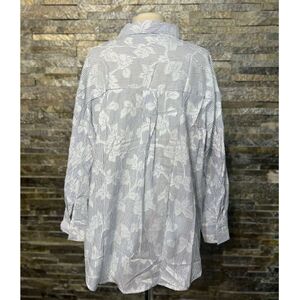 Chemise légère aux rayures enrichies avec fleurs brodées