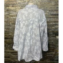 Chemise légère aux rayures enrichies avec fleurs brodées