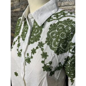 Chemise blanche à broderies aux motifs arabesques floraux