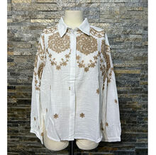 Chemise blanche à broderies aux motifs arabesques floraux