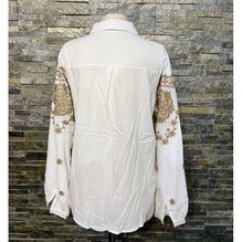 Chemise blanche à broderies aux motifs arabesques floraux