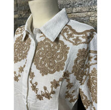 Chemise blanche à broderies aux motifs arabesques floraux