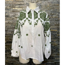 Chemise blanche à broderies aux motifs arabesques floraux