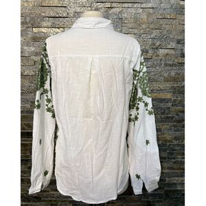 Chemise blanche à broderies aux motifs arabesques floraux