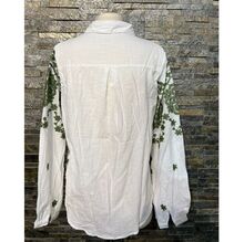 Chemise blanche à broderies aux motifs arabesques floraux