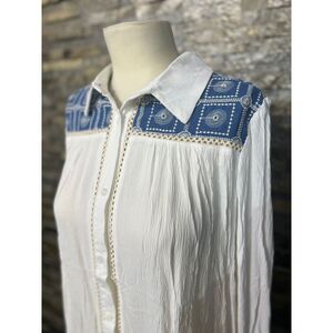 Chemisier blanc sublimé avec empiècements brodés bleus