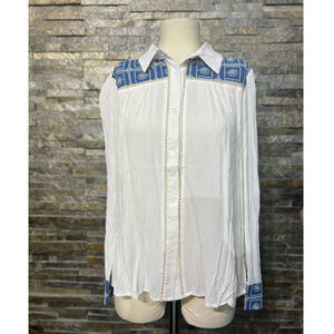 Chemisier blanc sublimé avec empiècements brodés bleus