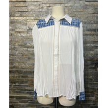 Chemisier blanc sublimé avec empiècements brodés bleus