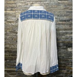 Chemisier blanc sublimé avec empiècements brodés bleus