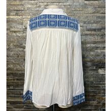 Chemisier blanc sublimé avec empiècements brodés bleus