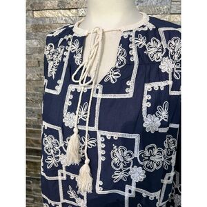 Blouse bohème à broderie anglaise col rond avec liens à nouer