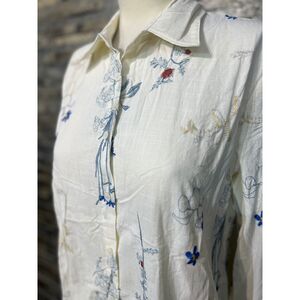 Chemise de teinte écru embellie d'une broderie florale raffinée