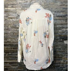 Chemise écrue agrémentée avec des fleurs stylisées brodées