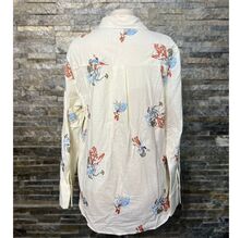 Chemise écrue agrémentée avec des fleurs stylisées brodées