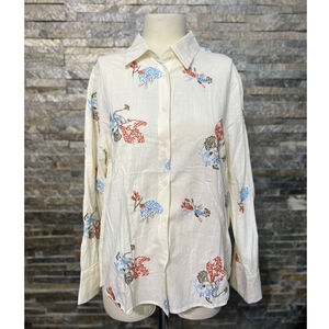 Chemise écrue agrémentée avec des fleurs stylisées brodées