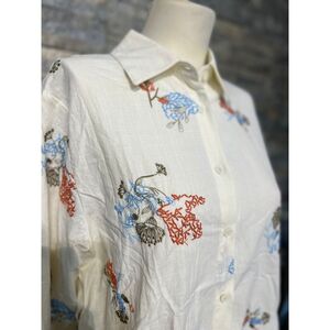 Chemise écrue agrémentée avec des fleurs stylisées brodées