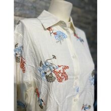 Chemise écrue agrémentée avec des fleurs stylisées brodées