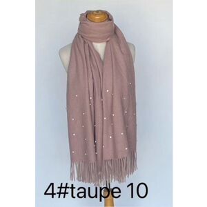 Écharpe à franges sublimée par une incrustation de petits strass