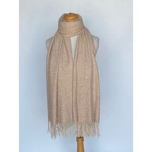 Écharpe à franges sublimée par une incrustation de petits strass
