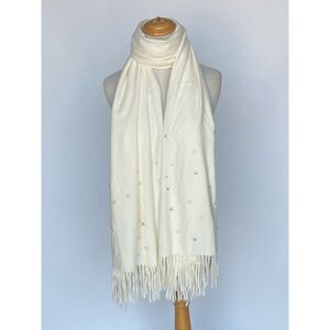 Écharpe à franges sublimée par une incrustation de petits strass