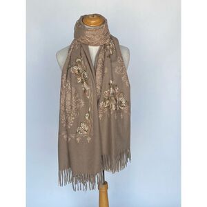 Écharpe épaisse à franges avec broderie centrale de motifs ornementaux