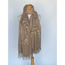 Écharpe épaisse à franges avec broderie centrale de motifs ornementaux