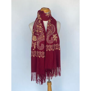 Écharpe épaisse à franges brodée de motifs cachemire dorés