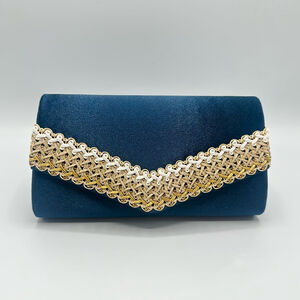 Pochette rectangulaire avec rabat à bande décorative tressée