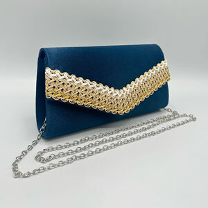 Pochette rectangulaire avec rabat à bande décorative tressée