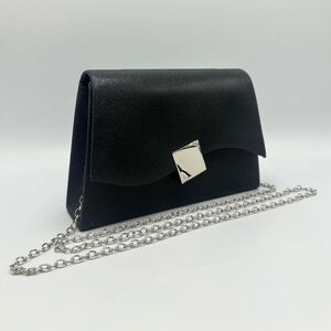 Pochette pailletée avec rabat asymétrique à fermoir doré géométrique