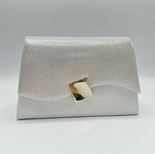 Pochette pailletée avec rabat asymétrique à fermoir doré géométrique