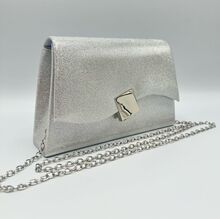 Pochette pailletée avec rabat asymétrique à fermoir doré géométrique