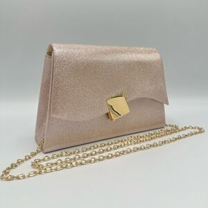 Pochette pailletée avec rabat asymétrique à fermoir doré géométrique