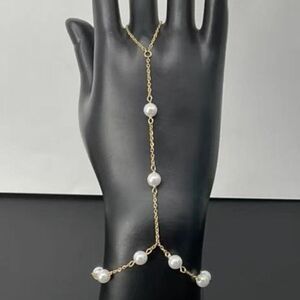 Bracelet bague en fine chaîne dorée orné des petites perles