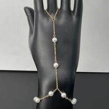 Bracelet bague en fine chaîne dorée orné des petites perles