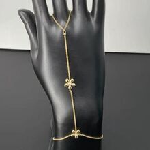 Bracelet bague orné de deux motifs floraux chacun serti d'une petite pierre